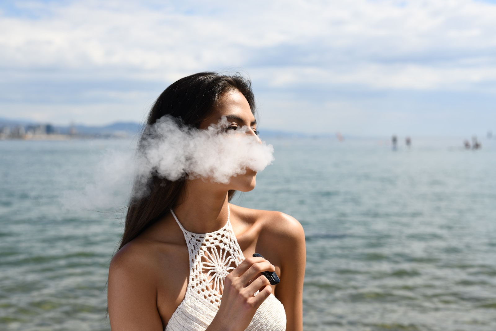 femme fumant une cigarette électronique