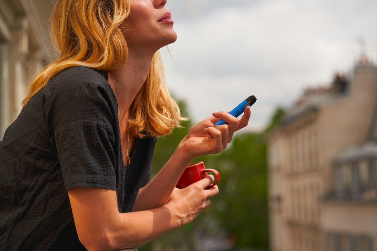 Femme avec une cigarette électronique